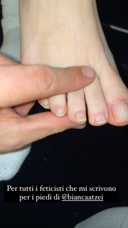 Bianca Atzei feet photo thumbnail