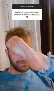 Bianca Atzei feet photo thumbnail