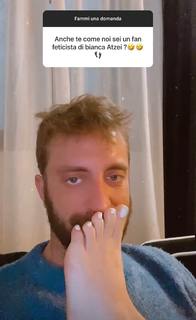 Bianca Atzei feet photo thumbnail