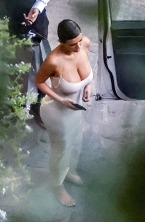 Bianca Censori feet photo thumbnail