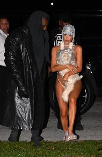 Bianca Censori feet photo thumbnail