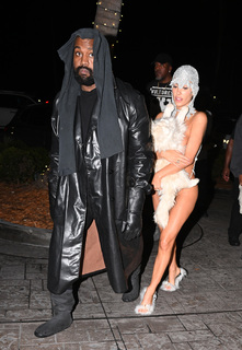 Bianca Censori feet photo thumbnail