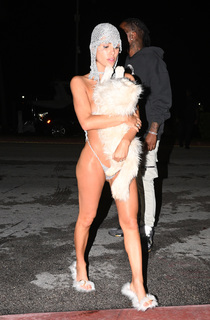 Bianca Censori feet photo thumbnail