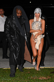 Bianca Censori feet photo thumbnail