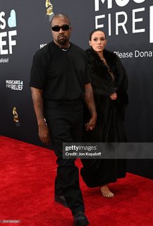 Bianca Censori feet photo thumbnail