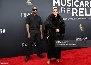 Bianca Censori feet photo thumbnail