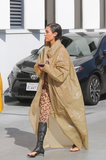 Bianca Censori feet photo thumbnail