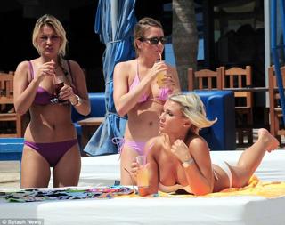 Billie Faiers feet photo thumbnail