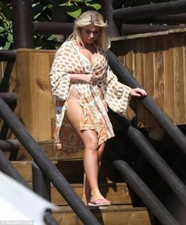 Billie Faiers feet photo thumbnail