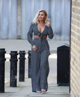 Billie Faiers feet photo thumbnail