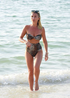 Billie Faiers feet photo thumbnail