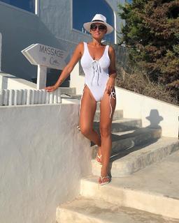 Billie Faiers feet photo 17