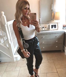 Billie Faiers feet photo thumbnail