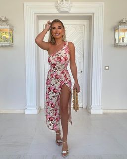 Billie Faiers feet photo thumbnail