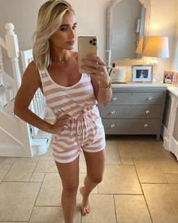 Billie Faiers feet photo thumbnail