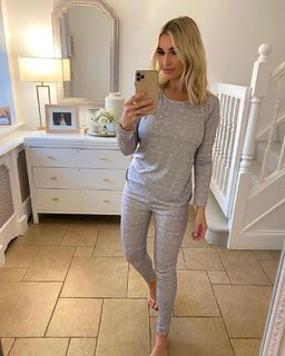 Billie Faiers feet photo thumbnail