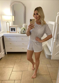 Billie Faiers feet photo thumbnail