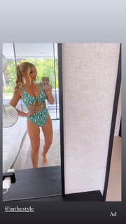 Billie Faiers feet photo thumbnail