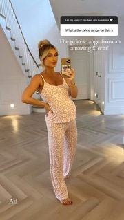 Billie Faiers feet photo thumbnail