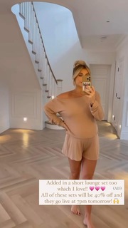 Billie Faiers feet photo thumbnail