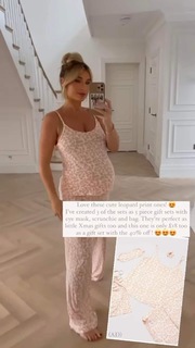 Billie Faiers feet photo thumbnail
