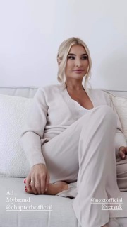 Billie Faiers feet photo thumbnail