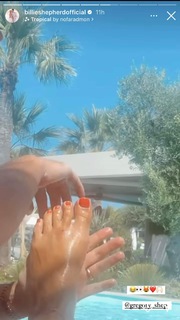 Billie Faiers feet photo thumbnail