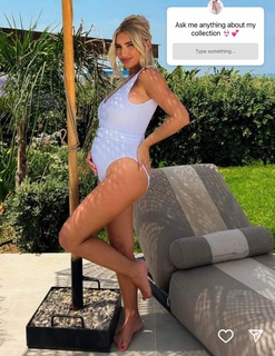 Billie Faiers feet photo thumbnail