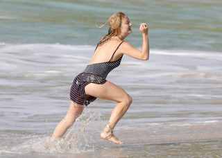 Billie Lourd feet photo thumbnail