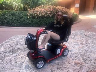Billie Lourd feet photo thumbnail