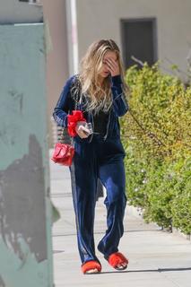 Billie Lourd feet photo thumbnail