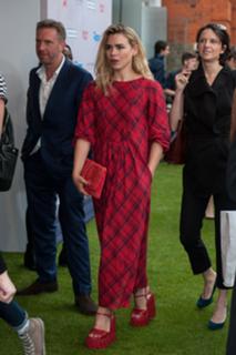 Billie Piper feet photo thumbnail