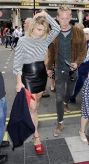 Billie Piper feet photo thumbnail