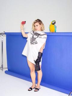 Billie Piper feet photo thumbnail