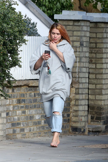 Billie Piper feet photo thumbnail