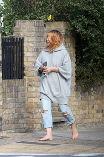 Billie Piper feet photo thumbnail