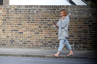 Billie Piper feet photo thumbnail