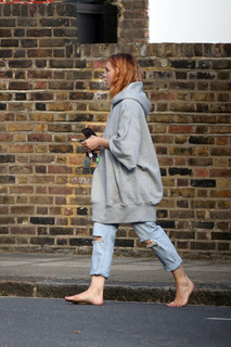 Billie Piper feet photo thumbnail