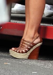 Billie Piper feet photo thumbnail