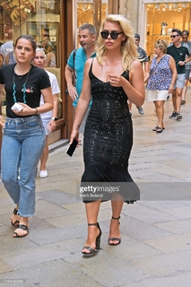 Billie Piper feet photo thumbnail