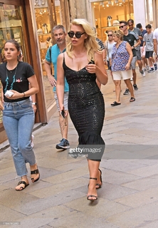 Billie Piper feet photo thumbnail
