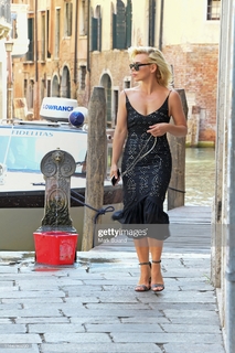 Billie Piper feet photo thumbnail