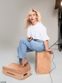 Billie Piper feet photo thumbnail