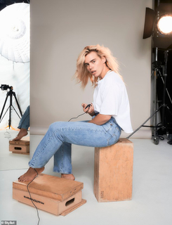 Billie Piper feet photo thumbnail