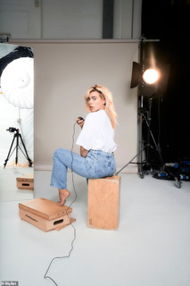 Billie Piper feet photo thumbnail