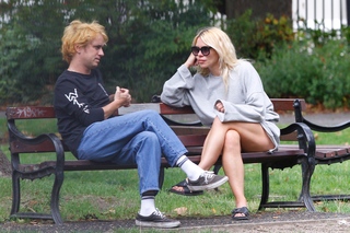 Billie Piper feet photo thumbnail