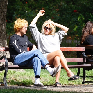 Billie Piper feet photo thumbnail