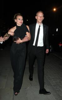 Billie Piper feet photo thumbnail