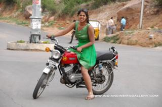 Bindhu Madhavi feet photo 12