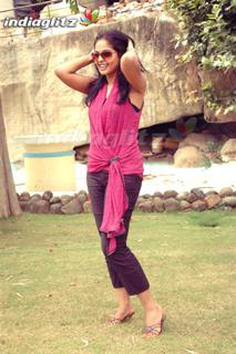 Bindhu Madhavi feet photo 4